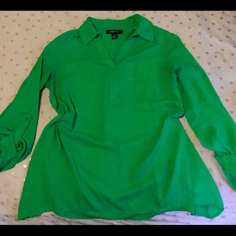 Very Cute Green dress shirt. Size (S) runs Small